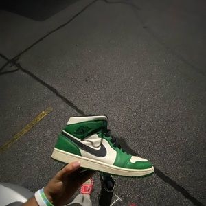 Jordan retro 1 mid “pine green” Size 13 men